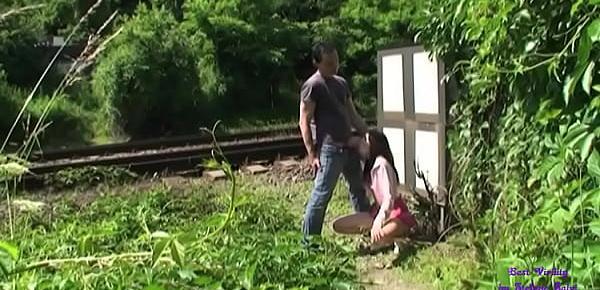  Un guardone spia due giovani  che scopano presso i binari del treno